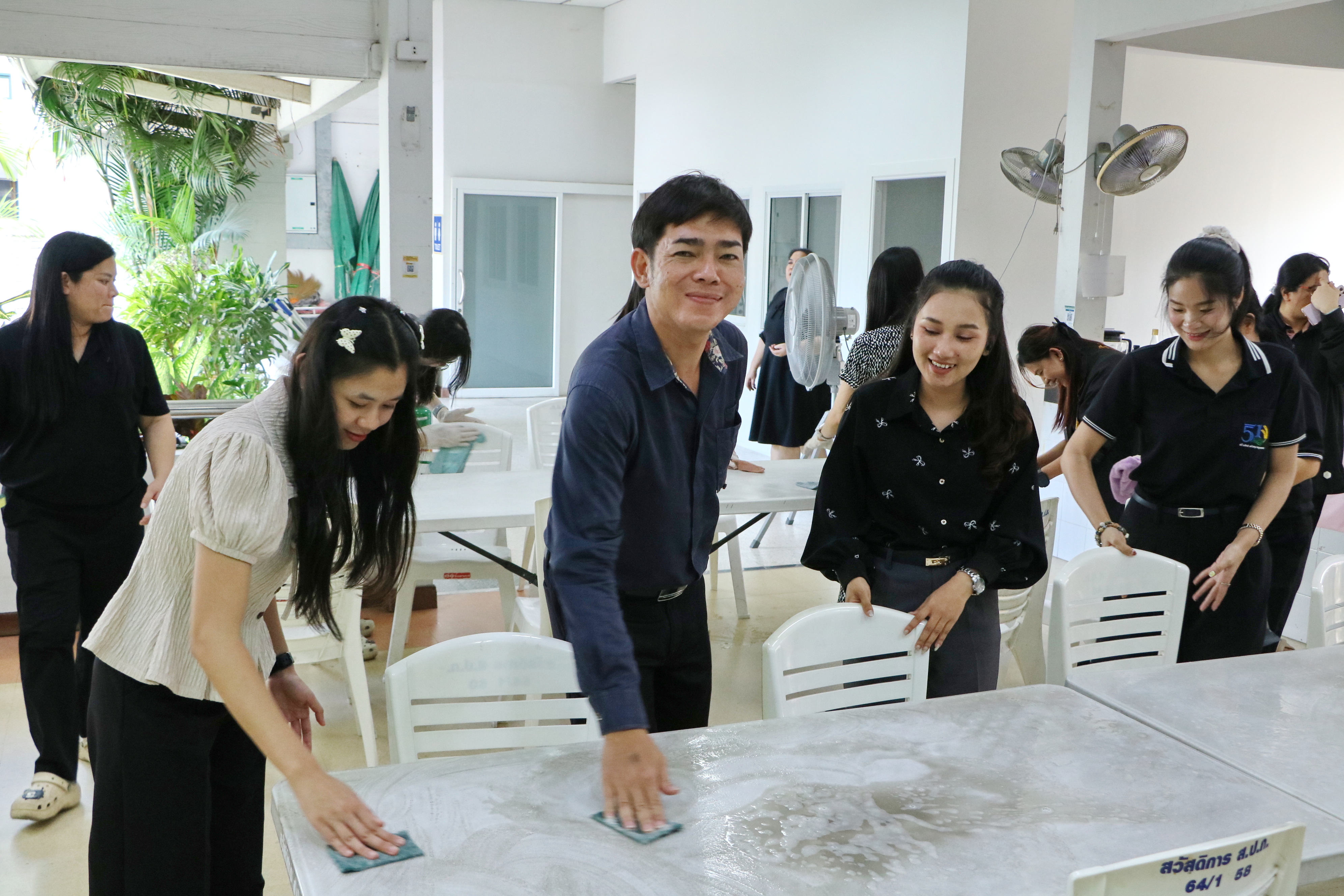 title - ส.ป.ก. โดยกองการเจ้าหน้าที่จัดกิจกรรมสร้างเสริมบรรยากาศและสภาพแวดล้อมที่ดี ในร้านค้าสวัสดิการและโรงอาหารสวัสดิการ